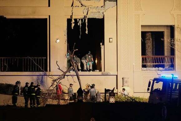 כבאים וצוותי חילוץ בודקים את אתר הפיצוץ במלון Fairmont The Palm בדובאי, איחוד האמירויות הערביות | AP