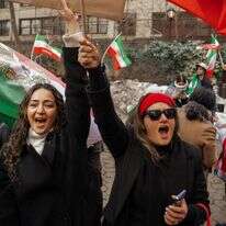 איראנים בניו יורק חוגגים את חיסולו של חמינאי | EPA איראנים בניו יורק חוגגים את חיסולו של חמינאי | EPA