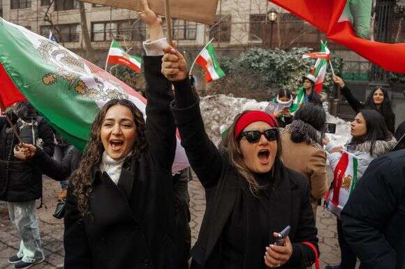 גולים איראנים בניו יורק חוגגים את חיסולו של חמינאי | EPA גולים איראנים בניו יורק חוגגים את חיסולו של חמינאי | EPA