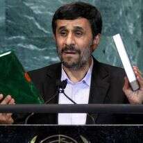 נשיא איראן, מחמוד אחמדינג'אד, מחזיק עותק של הקוראן (משמאל) והתנ"ך (מימין), בעת נאום בפני המושב ה-65 של העצרת הכללית של האו"ם במטה האו"ם, 23 בספטמבר 2010 | AP