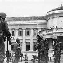 כוחות מורדים דרום וייטנאמים תופסים עמדות בחצר ארמון הנשיאות, מעונו של הנשיא נגו דין דיאם, בסייגון, וייטנאם, 1 בנובמבר 1963. דיאם ואחיו נו נמלטו מההפיכה אך נלכדו לאחר ההפיכה | AP Photo/Horst Faas