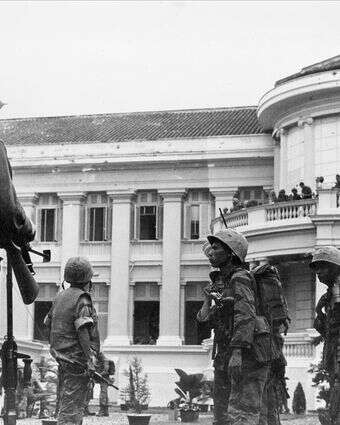כוחות מורדים דרום וייטנאמים תופסים עמדות בחצר ארמון הנשיאות, מעונו של הנשיא נגו דין דיאם, בסייגון, וייטנאם, 1 בנובמבר 1963. דיאם ואחיו נו נמלטו מההפיכה אך נלכדו לאחר ההפיכה | AP Photo/Horst Faas