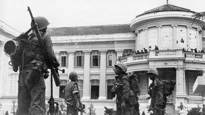 כוחות מורדים דרום וייטנאמים תופסים עמדות בחצר ארמון הנשיאות, מעונו של הנשיא נגו דין דיאם, בסייגון, וייטנאם, 1 בנובמבר 1963. דיאם ואחיו נו נמלטו מההפיכה אך נלכדו לאחר ההפיכה | AP Photo/Horst Faas