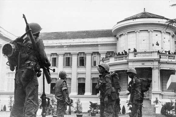 כוחות מורדים דרום וייטנאמים תופסים עמדות בחצר ארמון הנשיאות, מעונו של הנשיא נגו דין דיאם, בסייגון, וייטנאם, 1 בנובמבר 1963. דיאם ואחיו נו נמלטו מההפיכה אך נלכדו לאחר ההפיכה | AP Photo/Horst Faas