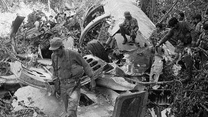 חיילים סנדיניסטים הולכים בין ההריסות לאחר שהפילו מטוס אספקה ​​של המורדים הנתמכים על ידי ארה"ב בלומה אל ארנל, ניקרגואה, ב-24 בינואר 1988 | AP/מריו טאפיה