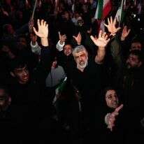 תומכי הממשלה קוראים סיסמאות כשהם מתאספים באבל לאחר שהטלוויזיה הממלכתית הודיעה רשמית על מותו של המנהיג העליון של איראן | AP/Vahid Salemi