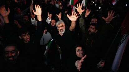 תומכי הממשלה קוראים סיסמאות כשהם מתאספים באבל לאחר שהטלוויזיה הממלכתית הודיעה רשמית על מותו של המנהיג העליון של איראן | AP/Vahid Salemi