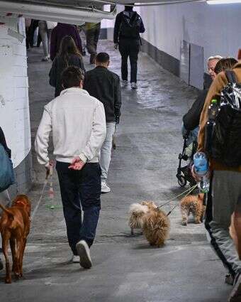 אנשים תופסים מחסה בחניון בתל אביב מפני טילים שנורו מאיראן | אבשלום ששוני - פלאש 90