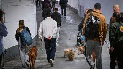 אנשים תופסים מחסה בחניון בתל אביב מפני טילים שנורו מאיראן | אבשלום ששוני - פלאש 90