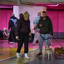 אנשים תופסים מחסה בחניון בתל אביב מפני טילים שנורו מאיראן | אבשלום ששוני - פלאש 90