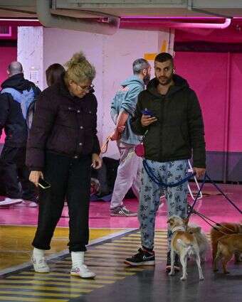 אנשים תופסים מחסה בחניון בתל אביב מפני טילים שנורו מאיראן | אבשלום ששוני - פלאש 90