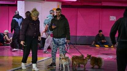 אנשים תופסים מחסה בחניון בתל אביב מפני טילים שנורו מאיראן | אבשלום ששוני - פלאש 90