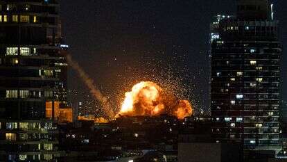 פיצוץ בעקבות פגיעת טיל בליסטי שנורה מאיראן במרכז תל אביב | חיים גולדברג – פלאש 90