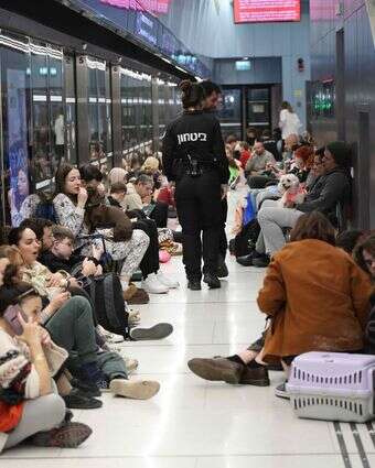 אנשים מוצאים מחסה בתחנת רכבת תת קרקעית ברמת גן, במהלך מתקפות טילים במבצע "שאגת הארי" | אורן כהן - פלאש 90