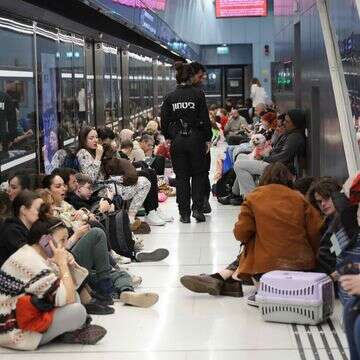 אנשים מוצאים מחסה בתחנת רכבת תת קרקעית ברמת גן, במהלך מתקפות טילים במבצע "שאגת הארי" | אורן כהן - פלאש 90