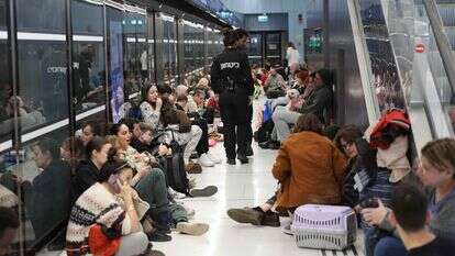 אנשים מוצאים מחסה בתחנת רכבת תת קרקעית ברמת גן, במהלך מתקפות טילים במבצע "שאגת הארי" | אורן כהן - פלאש 90