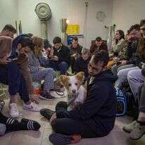 תופסים מחסה במקלט ציבורי בתל אביב בזמן אזעקה המזהירה מפני טילים בליסטיים שנורים מאיראן | חיים גולדברג, פלאש 90