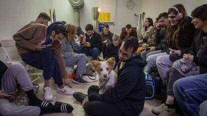 תופסים מחסה במקלט ציבורי בתל אביב בזמן אזעקה המזהירה מפני טילים בליסטיים שנורים מאיראן | חיים גולדברג, פלאש 90