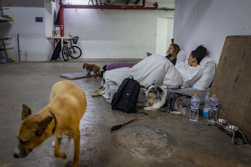 פסק הלכה: מי שנצרך, יכול להשתמש במעלית בשבת בעת אזעקה, גם כדי לחזור