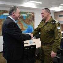 שר הביטחון והרמטכ"ל לוחצים ידיים | דובר צה"ל