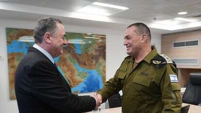 שר הביטחון והרמטכ"ל לוחצים ידיים | דובר צה"ל