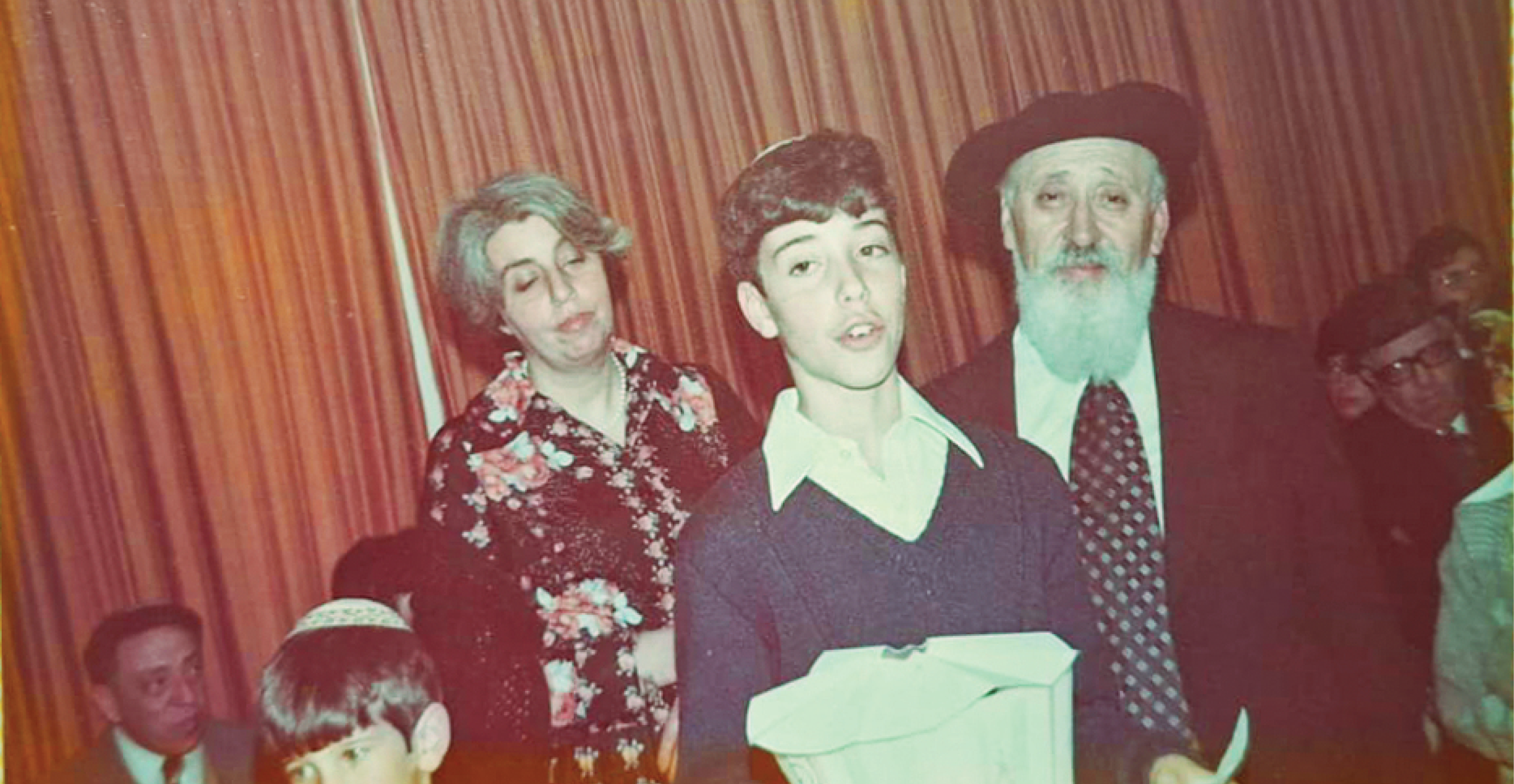 פרופ' ראובן פוירשטיין ורעייתו ברטה בבר המצווה של בנם אהרן, 1978 | באדיבות המשפחה