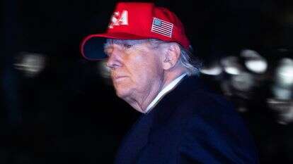 נשיא ארה"ב דונלד ג'יי טראמפ חוזר לבית הלבן בוושינגטון הבירה | EPA/אהרון שוורץ / פול נשיא ארה"ב דונלד ג'יי טראמפ חוזר לבית הלבן בוושינגטון הבירה | EPA/אהרון שוורץ / פול