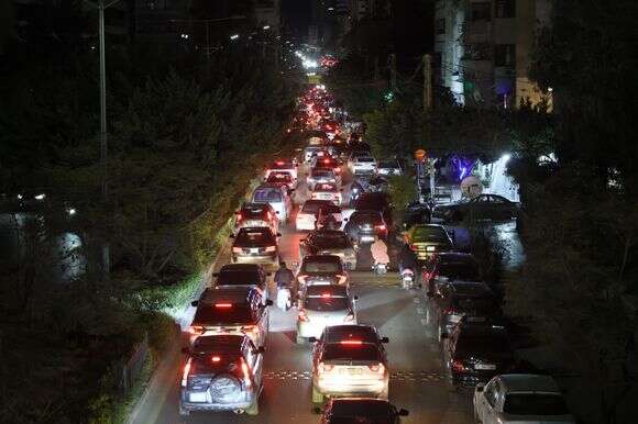 אזרחים לבנונים נמלטים עם מכוניותיהם מהפרברים הדרומיים של ביירות, לבנון | EPA אזרחים לבנונים נמלטים עם מכוניותיהם מהפרברים הדרומיים של ביירות, לבנון | EPA