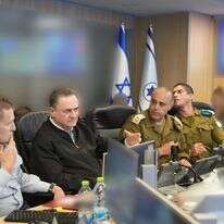 בהערכת המצב שקיים שר הביטחון נכחו גם סגן הרמטכ"ל, אלוף תמיר ידעי; מפקד חיל האוויר, אלוף תומר בר; ראש אמ"ן, אלוף שלומי בינדר; תת-אלוף עומר טישלר; מנכ"ל משרד הביטחון, אלוף (מיל') אמיר ברעם; מזכירו הצבאי של שר הביטחון, תת-אלוף גיא מרקיזנו; ובכירים נוספים. | אריאל חרמוני, משרד הביטחון