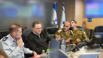 בהערכת המצב שקיים שר הביטחון נכחו גם סגן הרמטכ"ל, אלוף תמיר ידעי; מפקד חיל האוויר, אלוף תומר בר; ראש אמ"ן, אלוף שלומי בינדר; תת-אלוף עומר טישלר; מנכ"ל משרד הביטחון, אלוף (מיל') אמיר ברעם; מזכירו הצבאי של שר הביטחון, תת-אלוף גיא מרקיזנו; ובכירים נוספים. | אריאל חרמוני, משרד הביטחון בהערכת המצב שקיים שר הביטחון נכחו גם סגן הרמטכ"ל, אלוף תמיר ידעי; מפקד חיל האוויר, אלוף תומר בר; ראש אמ"ן, אלוף שלומי בינדר; תת-אלוף עומר טישלר; מנכ"ל משרד הביטחון, אלוף (מיל') אמיר ברעם; מזכירו הצבאי של שר הביטחון, תת-אלוף גיא מרקיזנו; ובכירים נוספים. | אריאל חרמוני, משרד הביטחון