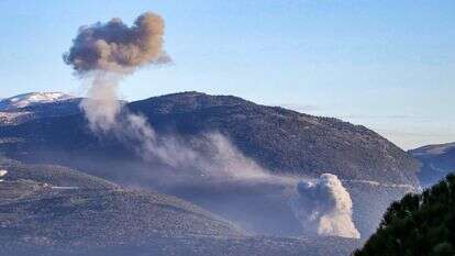 עשן עולה מאתר התקיפה האווירית הישראלית שכוונה אל אזור אל-קטראני בדרום לבנון | AFP עשן עולה מאתר התקיפה האווירית הישראלית שכוונה אל אזור אל-קטראני בדרום לבנון | AFP