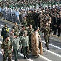 המנהיג העליון של איראן, אייתוללה עלי חמינאי, הולך עם מפקדים איראנים ליד אנשי מיליציית הבסיג' בטהרן | AFP