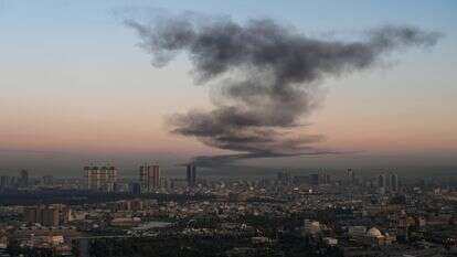 ענן עשן עולה ליד נמל התעופה הבינלאומי של ארביל | AFP