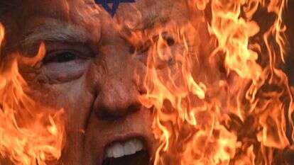 מחאה נגד התקיפה האמריקאית וישראלית על איראן והריגת חמינאי מול הקונסוליה הישראלית באיסטנבול | AFP