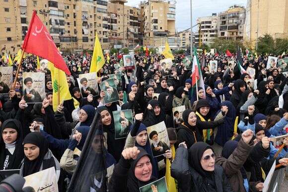 עצרת זיכרון שנערכה על ידי תומכי תנועת חיזבאללה המוסלמית השיעית בלבנון לאחר מותו של המנהיג העליון של איראן | AFP עצרת זיכרון שנערכה על ידי תומכי תנועת חיזבאללה המוסלמית השיעית בלבנון לאחר מותו של המנהיג העליון של איראן | AFP