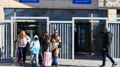 אזרחים איראנים מגיעים לטורקיה דרך מעבר הגבול ראזי-קפיקוי עם איראן | AFP