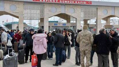 אזרחים איראנים מגיעים לצפון מזרח טורקיה לאחר שעברו דרך מעבר הגבול ראזי-קפיקוי בואן, ב-2 במרץ 2026, לאחר שטורקיה ואיראן השעו הדדית מעברי יום בגבולן | AFP