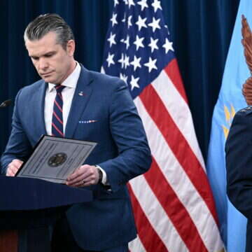 שר ההגנה האמריקאי פיט הגסת' ויו"ר המטות המשולבים, הגנרל דן קיין, מגיעים למסיבת עיתונאים בנושא הפעולה הצבאית של ארה"ב באיראן, בפנטגון | AFP