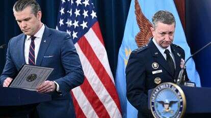 שר ההגנה האמריקאי פיט הגסת' ויו"ר המטות המשולבים, הגנרל דן קיין, מגיעים למסיבת עיתונאים בנושא הפעולה הצבאית של ארה"ב באיראן, בפנטגון | AFP