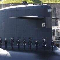 אנשי חיל הים הצרפתי עומדים על גדת צוללת לקראת ביקורו של נשיא צרפת בבסיס הצוללות הגרעיניות של חיל הים | AFP