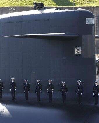 אנשי חיל הים הצרפתי עומדים על גדת צוללת לקראת ביקורו של נשיא צרפת בבסיס הצוללות הגרעיניות של חיל הים | AFP