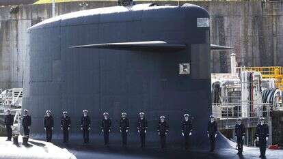 אנשי חיל הים הצרפתי עומדים על גדת צוללת לקראת ביקורו של נשיא צרפת בבסיס הצוללות הגרעיניות של חיל הים | AFP