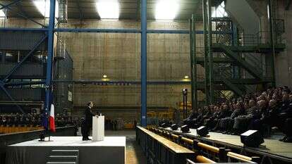 נשיא צרפת עמנואל מקרון נושא נאום ליד צוללת הטילים הבליסטיים הגרעיניים | AFP