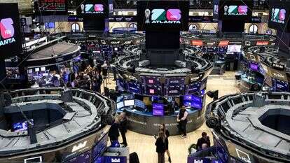 סוחרים עובדים על רצפת בורסת ניו יורק | AFP סוחרים עובדים על רצפת בורסת ניו יורק | AFP