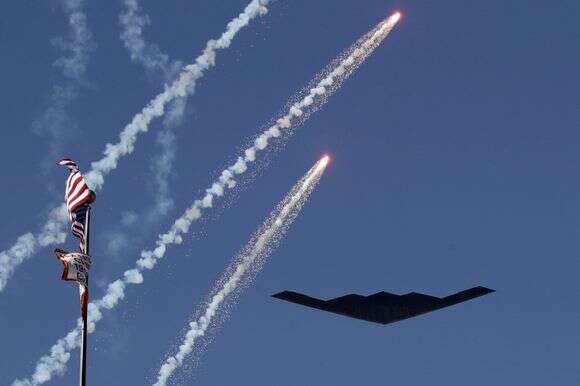 מפציץ B2 מעל שמי ארצות הברית | AP מפציץ B2 מעל שמי ארצות הברית | AP