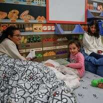 שפחות מתכוננות לבלות את הלילה במקלט ציבורי במרכז ירושלים על רקע המלחמה עם איראן | רייצ'ל אלרואי/Flash90