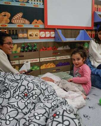 משפחות מתכוננות לבלות את הלילה במקלט ציבורי במרכז ירושלים על רקע המלחמה עם איראן | רייצ'ל אלרואי/Flash90 משפחות מתכוננות לבלות את הלילה במקלט ציבורי במרכז ירושלים על רקע המלחמה עם איראן | רייצ'ל אלרואי/Flash90