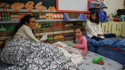 שפחות מתכוננות לבלות את הלילה במקלט ציבורי במרכז ירושלים על רקע המלחמה עם איראן | רייצ'ל אלרואי/Flash90