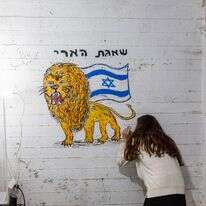 ילדה מציירת ציו "שאגת הארי" במקלט ציבורי בפתח תקווה במהלך אזעקה מפני מתקפת טילים שנורתה מאיראן לישראל | חיים גולדברג, פלאש 90