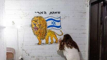 ילדה מציירת ציו "שאגת הארי" במקלט ציבורי בפתח תקווה במהלך אזעקה מפני מתקפת טילים שנורתה מאיראן לישראל | חיים גולדברג, פלאש 90
